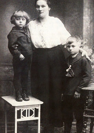 Bohumil Hrabal (vpravo, spolu s nevlastním bratrem Slávkem, kolem r. 1920). Foto z: Lidové noviny, 27.3.2004, s. 19.