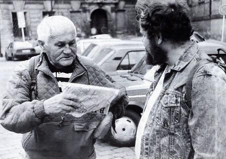 Bohumil Hrabal s nakladatelem Václavem Kadlecem. Foto by: Josef Chuchma, in: Neon, 2000, č. 2, str. 43.